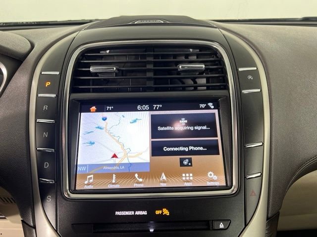 Used 2019 Brown Lincoln Select image 25