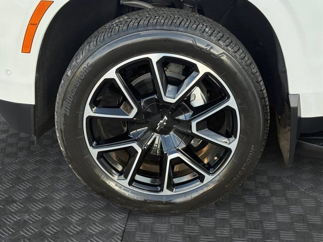Certified Used 2025 Iridescent Pearl Tricoat Chevrolet RST image 9
