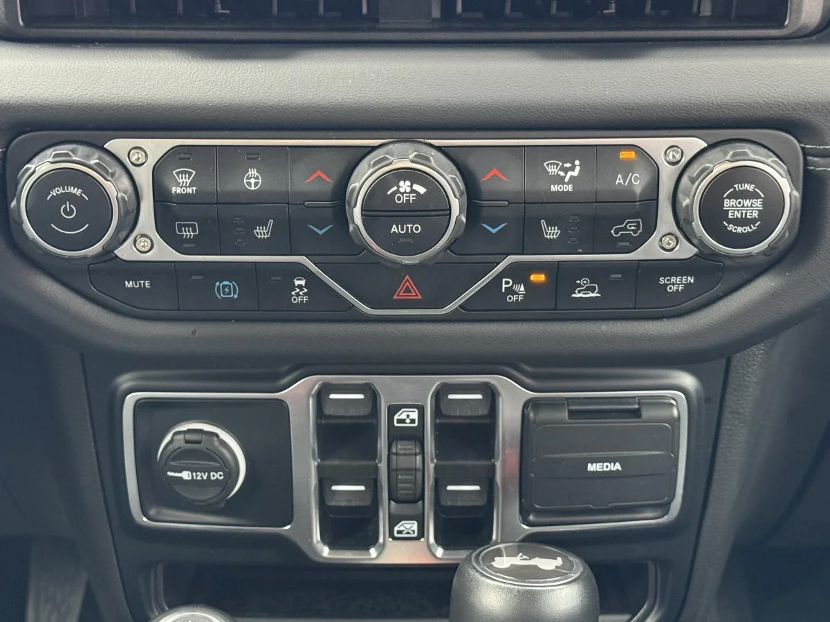 Used 2024 Silver Jeep High Altitude image 23