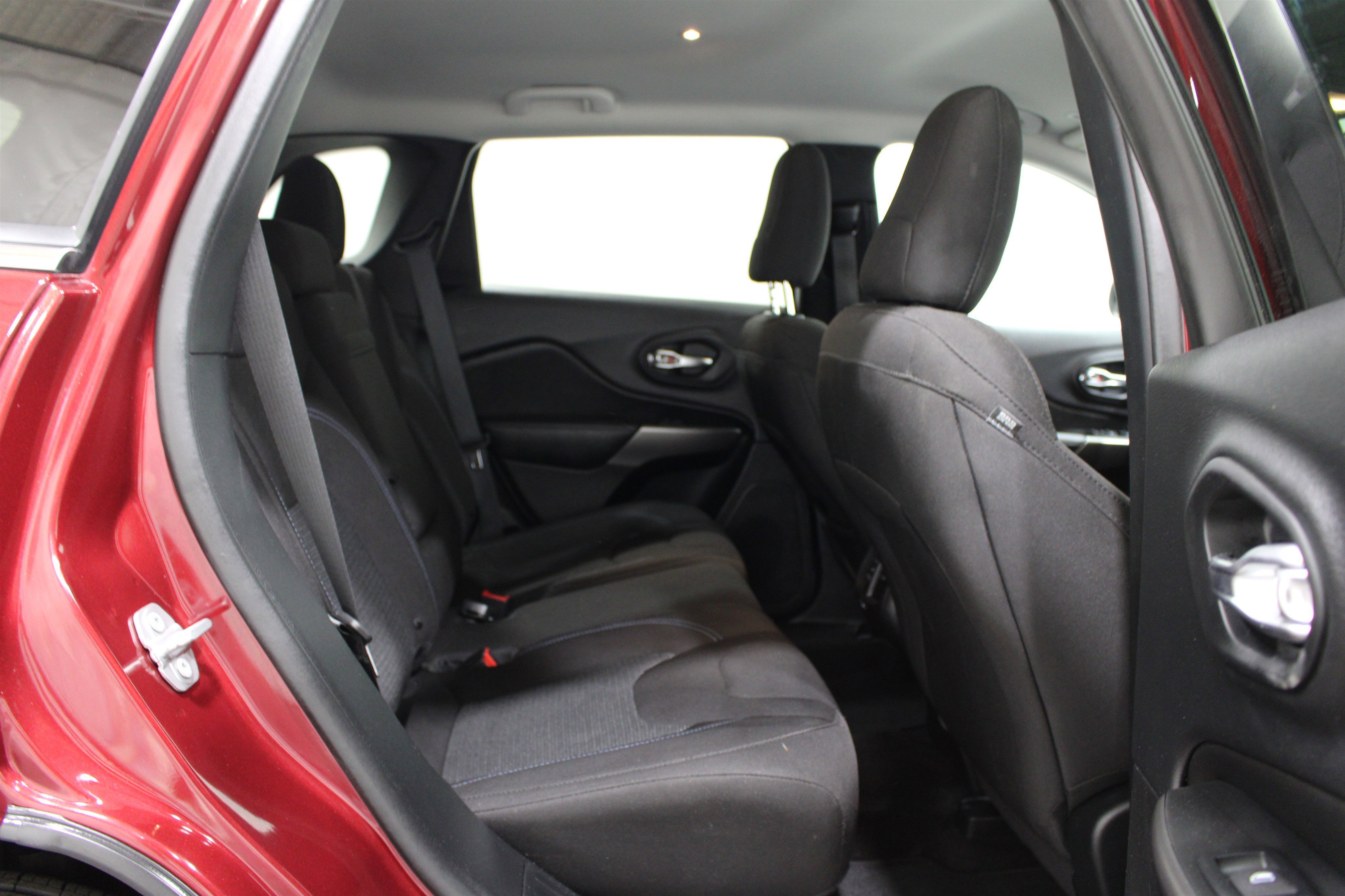 Used 2019 Velvet Red Pearlcoat Jeep Latitude image 21
