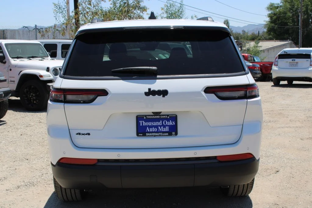 New 2026 Bright White Clear-Coat Exterior Paint Jeep Limited image 5