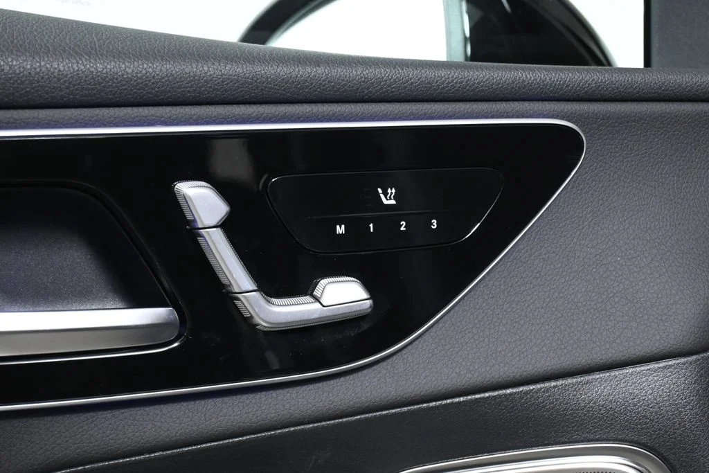 Used 2026  Mercedes-Benz GLC 300 image 24