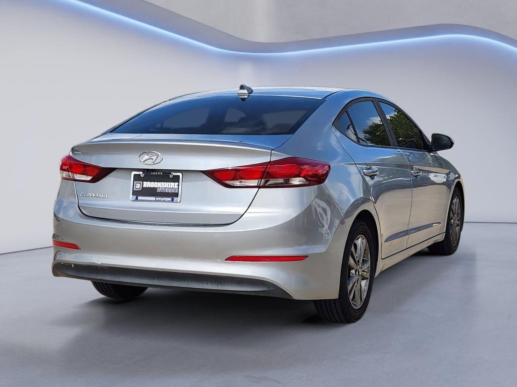 Used 2017  Hyundai SE image 9