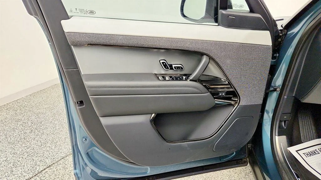 Used 2025 Giola Green Metallic Land Rover P400 Dynamic SE w/ Soft Close Doors & ClearSight Mirror image 11