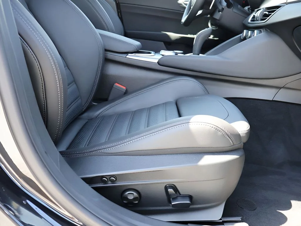 New 2026 Vulcano Black Metallic Alfa Romeo Base image 13