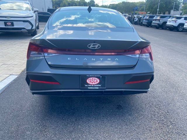 Used 2025 Gray Hyundai SE image 3
