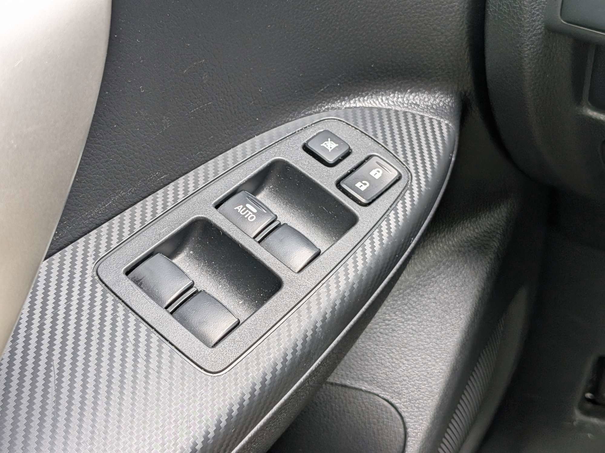 Used 2025 Silver Mitsubishi SE image 26