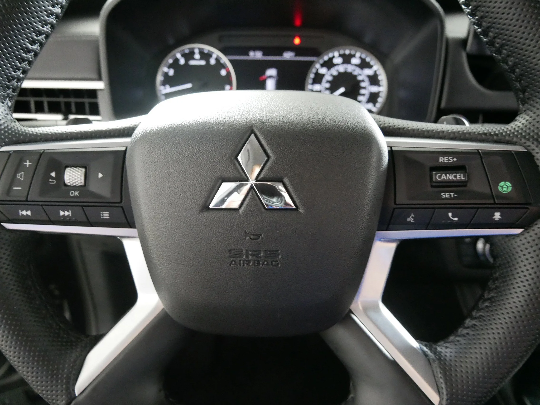 Used 2025 Labrador Black Pearl Mitsubishi SE image 25