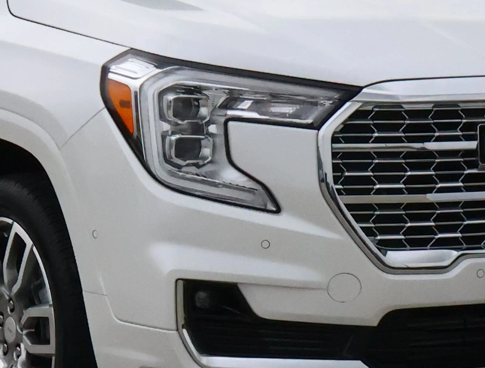 Used 2024 White Frost Tricoat GMC Denali image 7