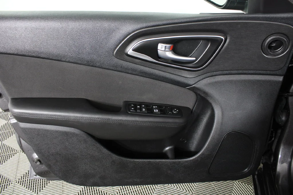 Used 2016 Gray Chrysler Limited image 11