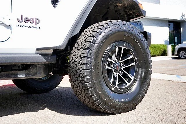 New 2026 Bright White Clear-Coat Exterior Paint Jeep Rubicon X image 9