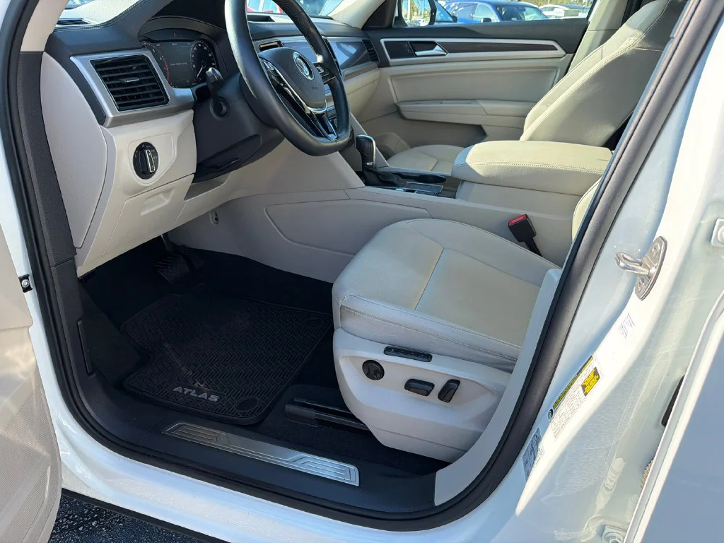 Used 2019 White Volkswagen SEL image 9