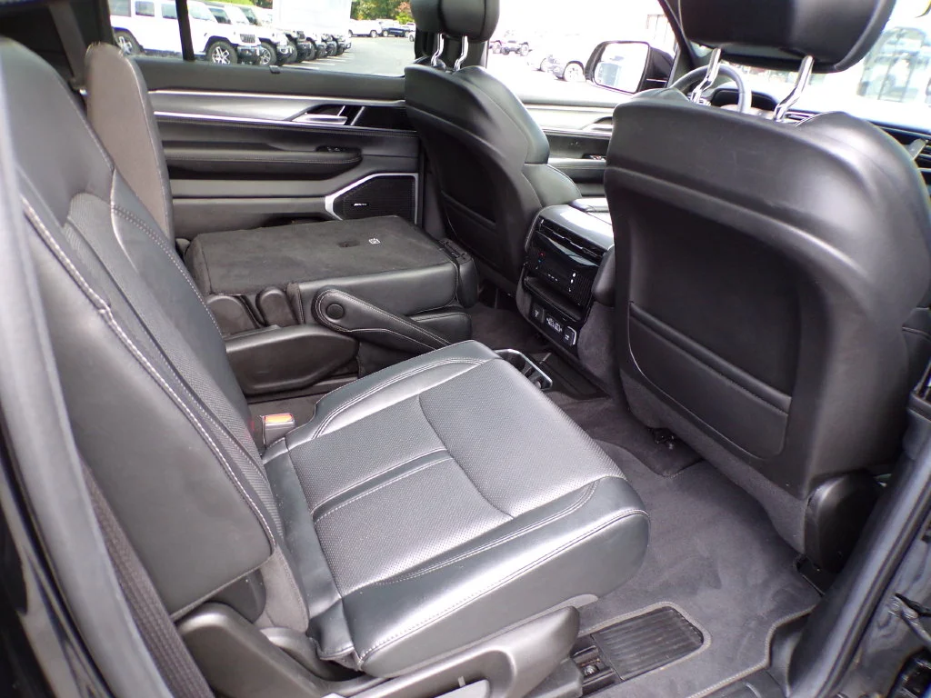 Used 2022 Black Jeep Series III image 9