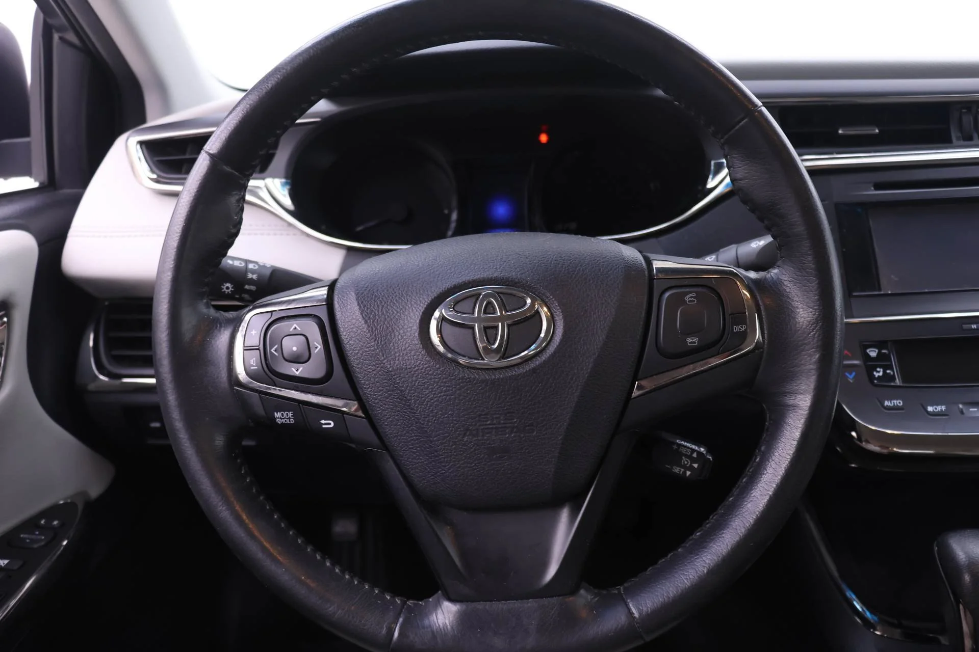 Used 2014 Classic Silver Metallic Toyota XLE image 14