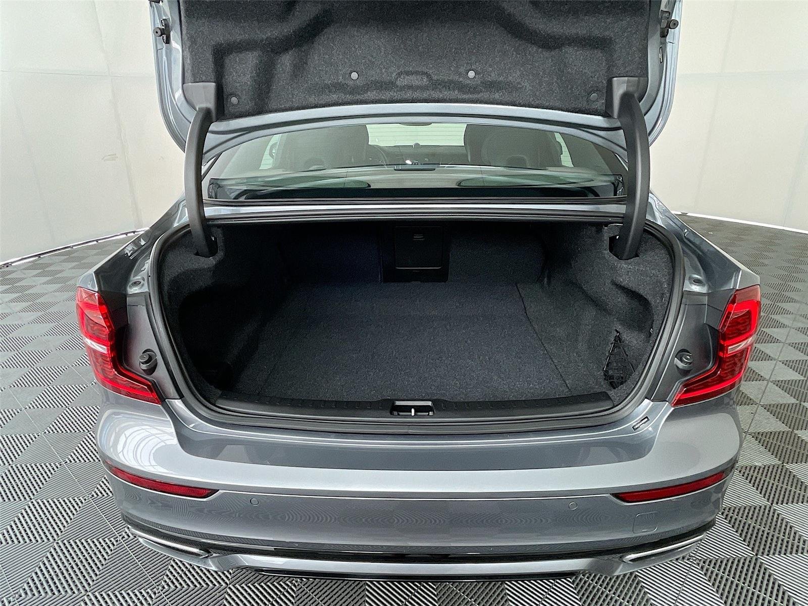 Used 2019 Pebble Grey Metallic Volvo R-Design image 30