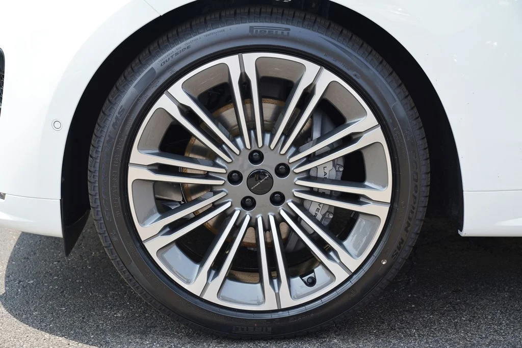 New 2026 Fuji White Land Rover Dynamic SE image 6
