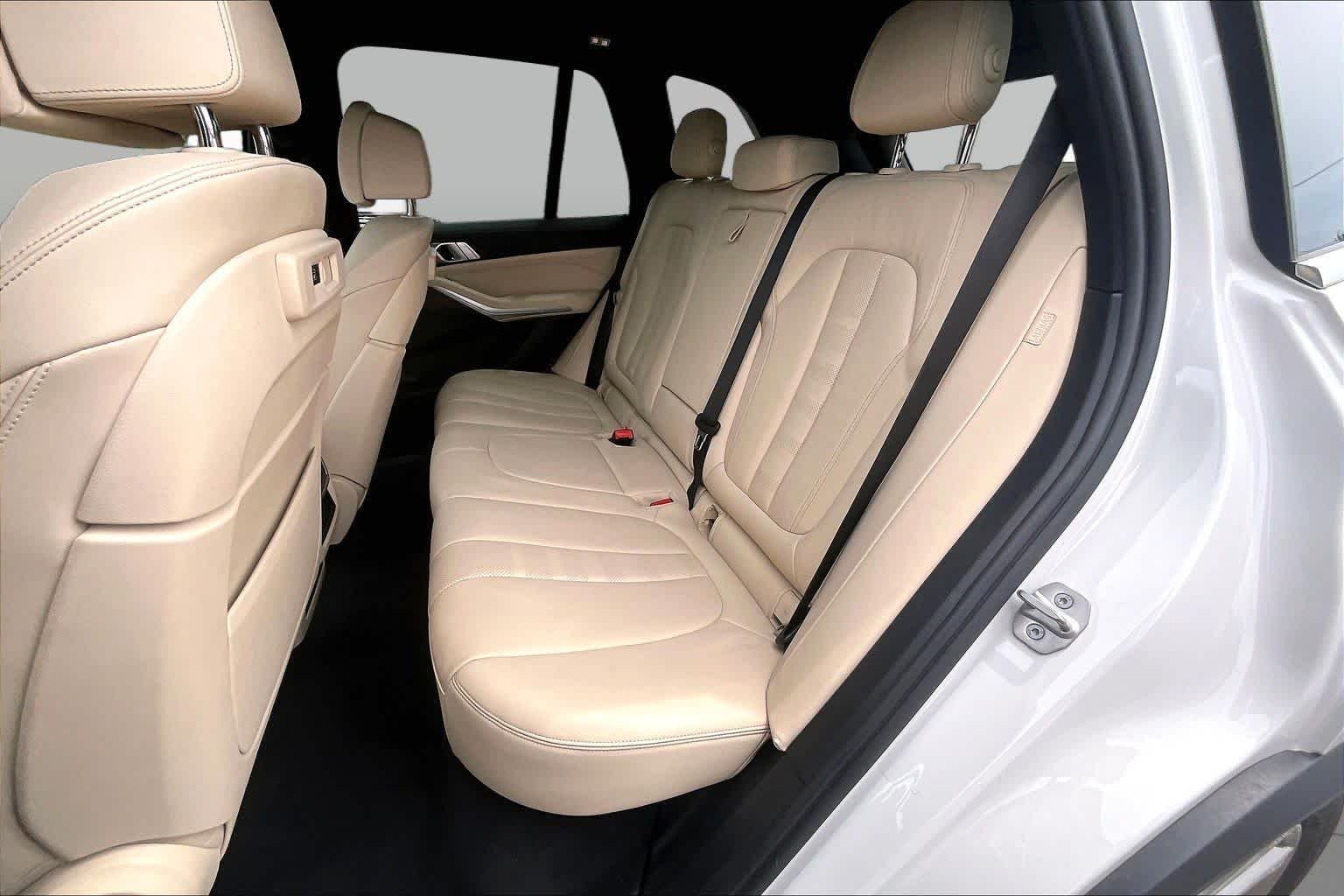 Used 2022 Mineral White Metallic BMW sDrive40i image 21