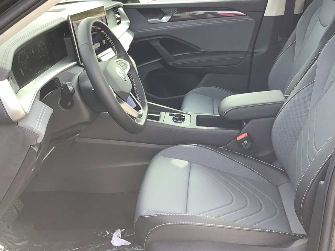 New 2026 DEEP BLACK Volkswagen SE image 22