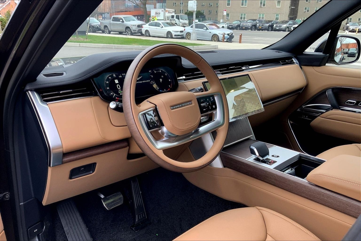 New 2026 Tourmaline Brown in Gloss finish LAND ROVER SE 7 Seats image 8