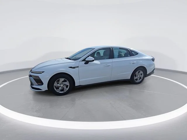 Used 2025 White Hyundai SE image 4