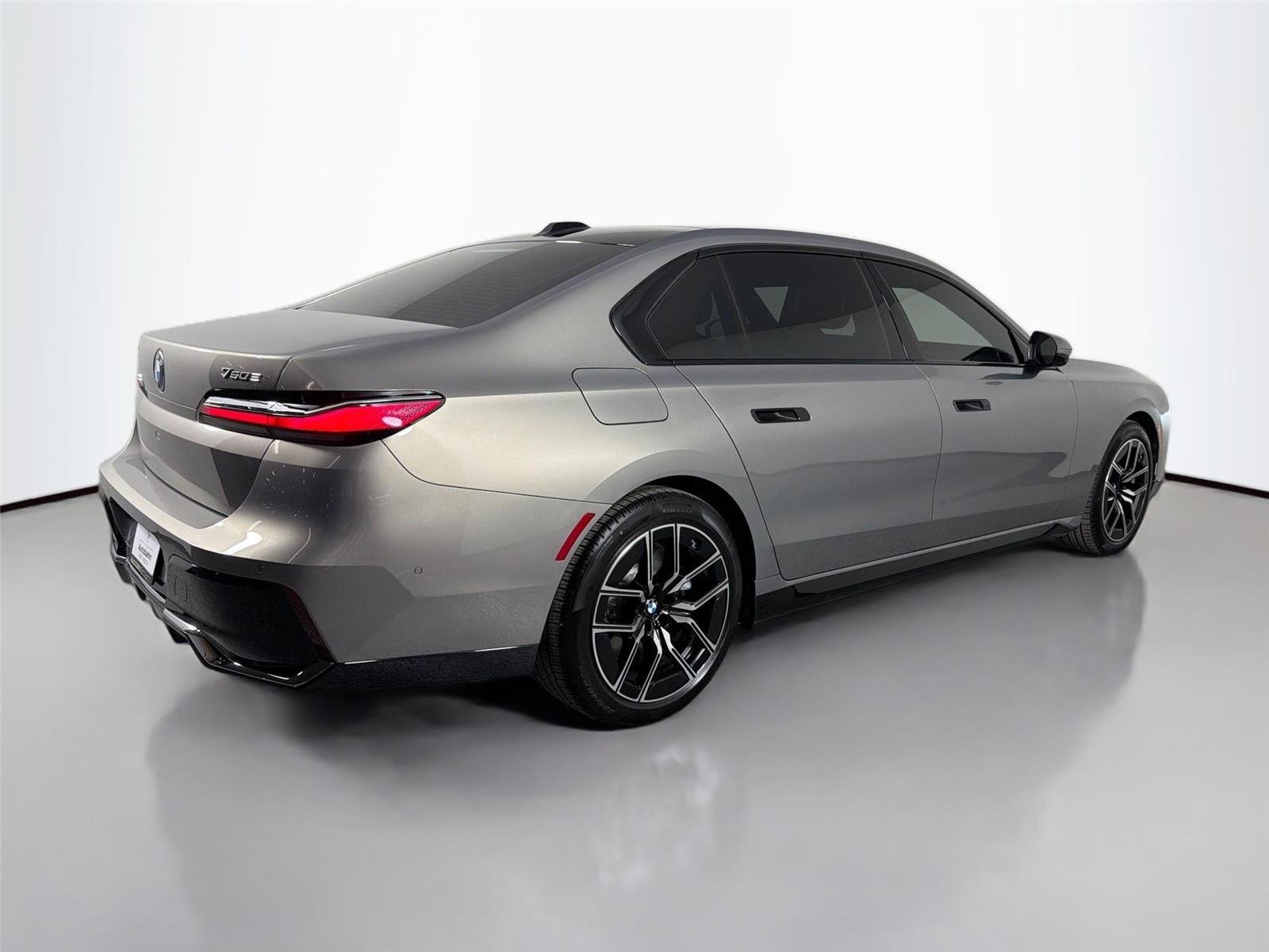 New 2026 Oxide Grey Metallic BMW 750e xDrive image 5