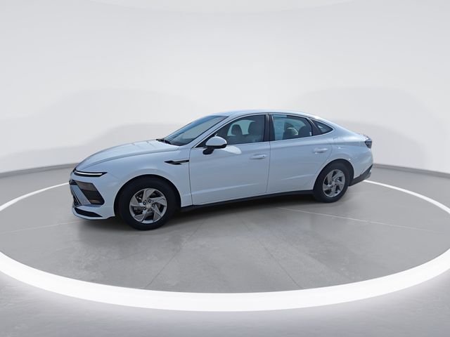 Used 2025 White Hyundai SE image 4