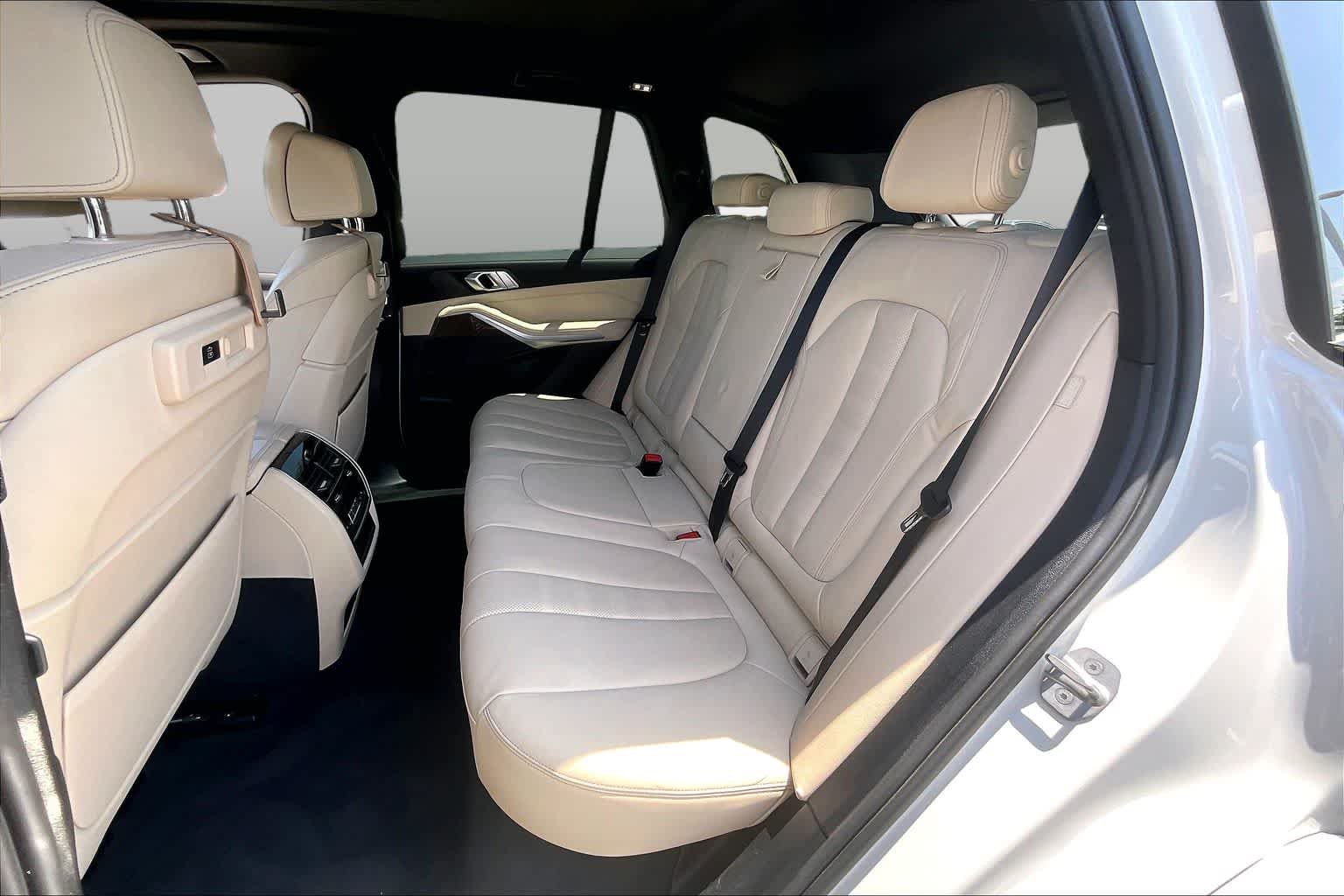 Used 2022 Mineral White Metallic BMW sDrive40i image 21
