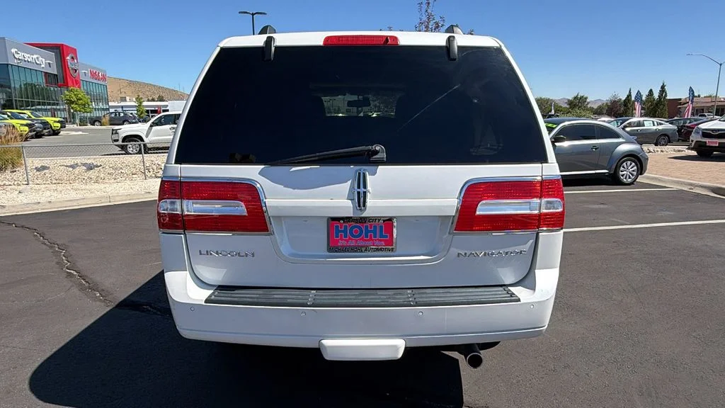 Used 2014 White Platinum Clearcoat Metallic Lincoln Base image 4