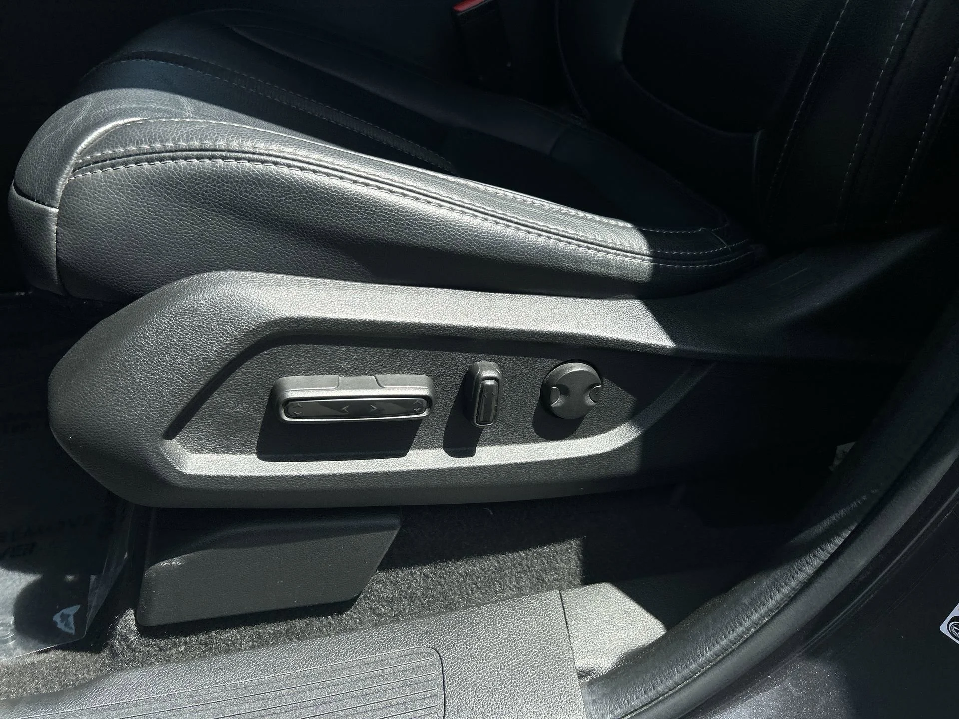 Certified Used 2025 Modern Steel Metallic Honda EX-L image 40