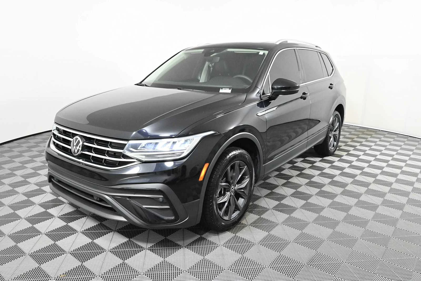 Certified Used 2022 Deep Black Pearl Volkswagen SE image 2
