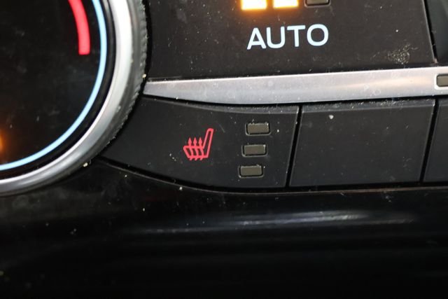 Used 2022 Red Ford SE image 16