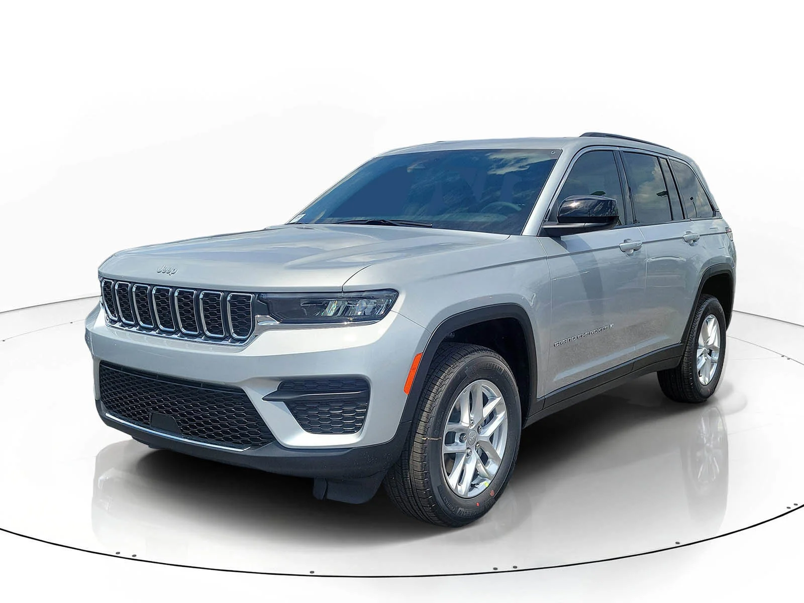 New 2026 Silver Zynith Jeep Laredo X image 2
