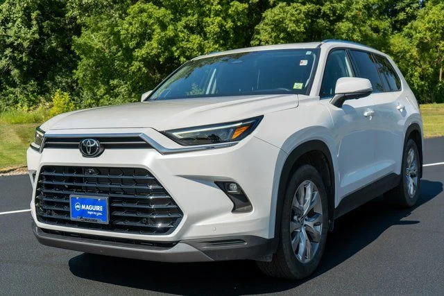 Used 2025 White Toyota  image 3