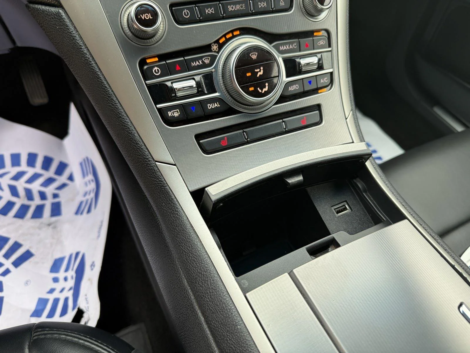 Used 2017  LINCOLN PREMIERE FWD image 21