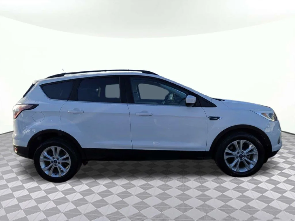 Used 2018 Oxford White Ford SE image 2