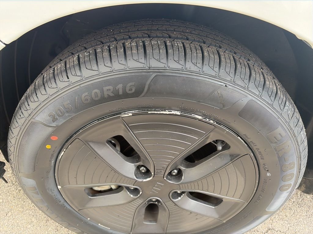 Used 2017 White Kia Base image 31