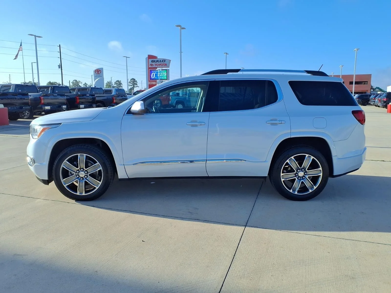 Used 2017 White GMC Denali image 9
