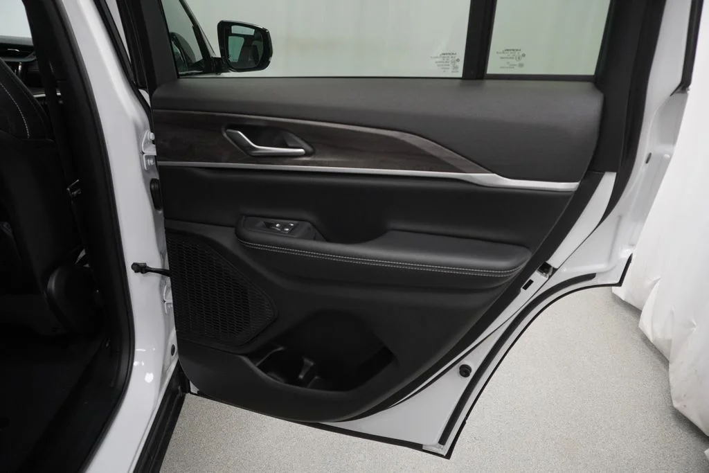 New 2026 Bright White Clear-Coat Exterior Paint Jeep Altitude image 32
