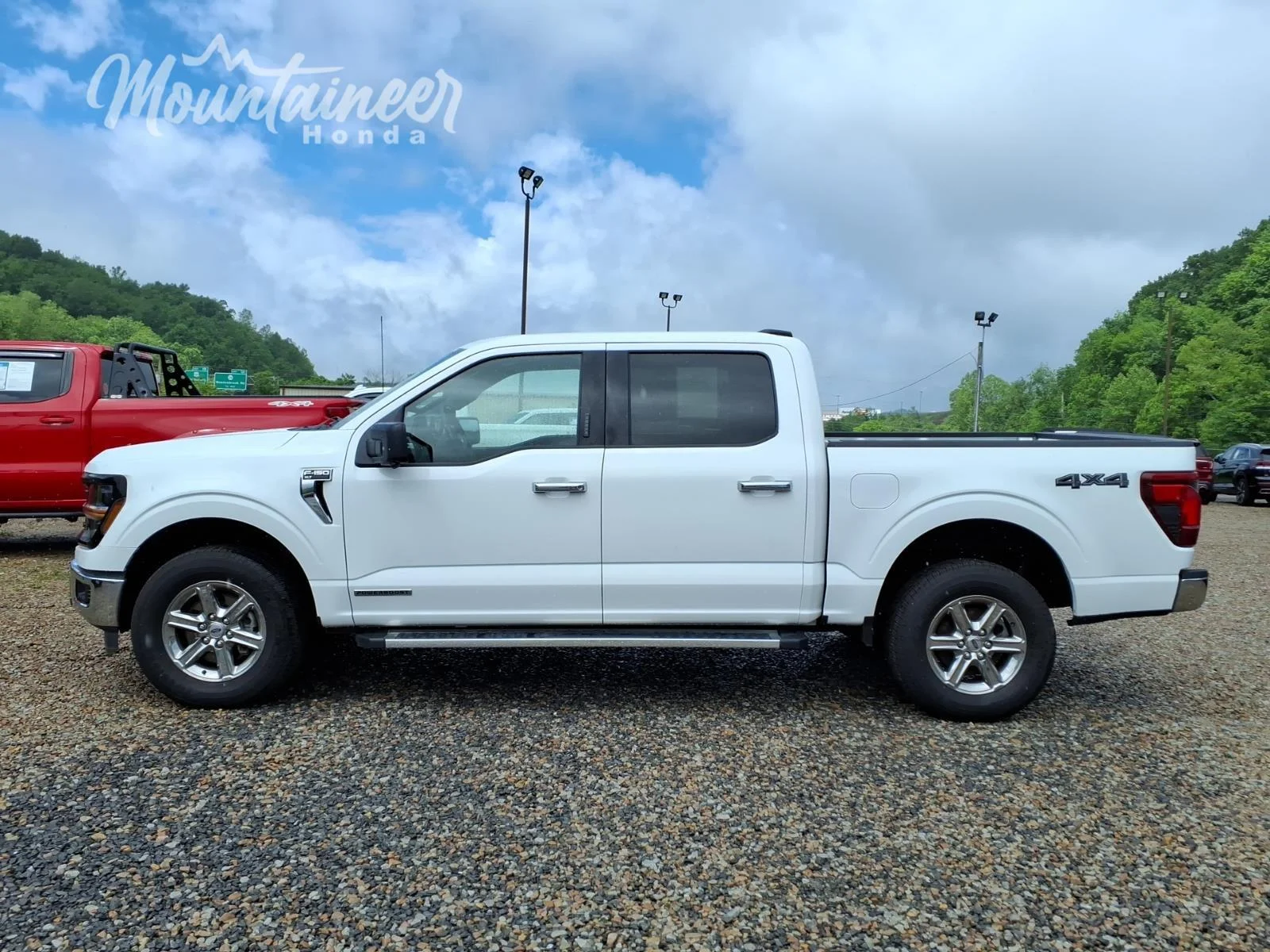 Used 2024 Oxford White Ford XLT image 4