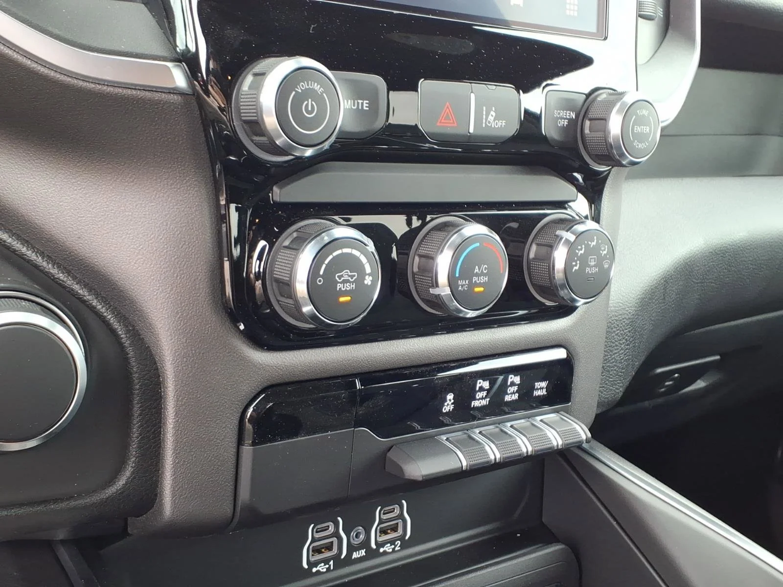 New 2026 Diamond Black Crystal Pearl-Coat Exterior Paint RAM Express image 9