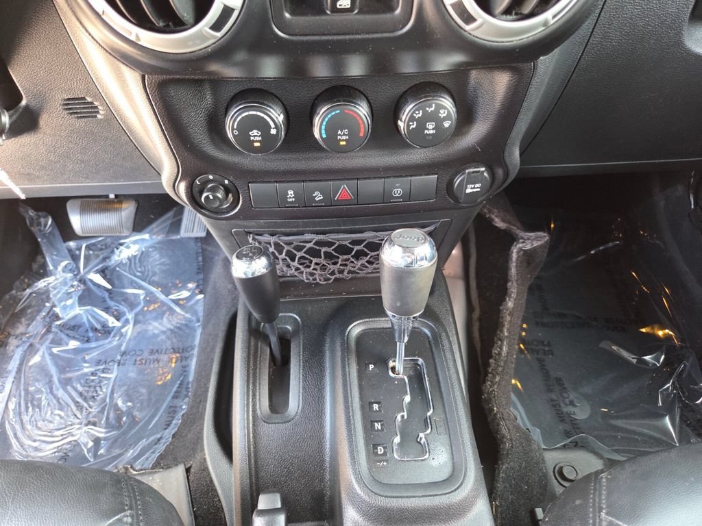 Used 2017 Granite Crystal Metallic Clearcoat Jeep Sahara image 32