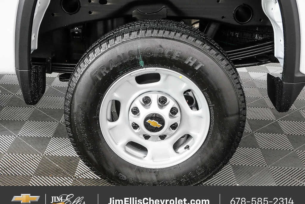 New 2026 Summit White Chevrolet WT image 31