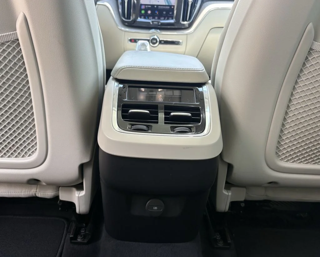Used 2022 Platinum Gray Metallic Volvo B6 Inscription image 25