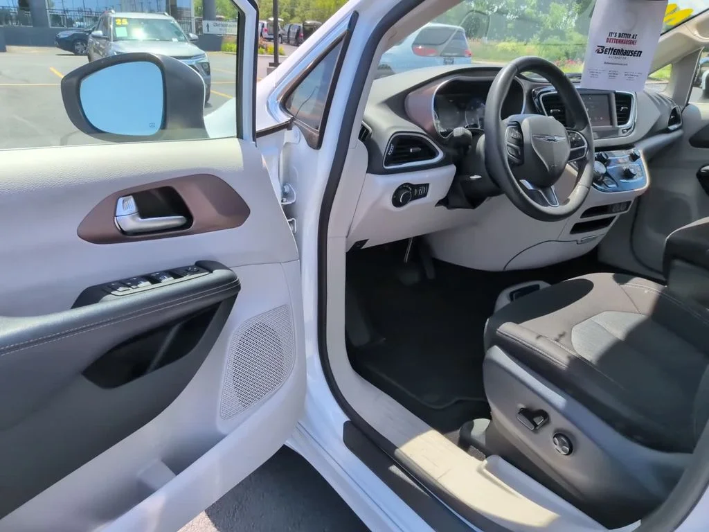 Used 2023 White Chrysler LX image 10