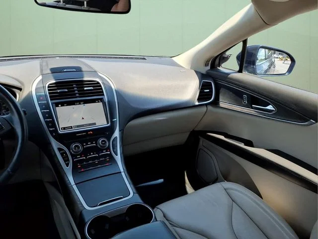 Used 2017 Blue Lincoln Select image 14