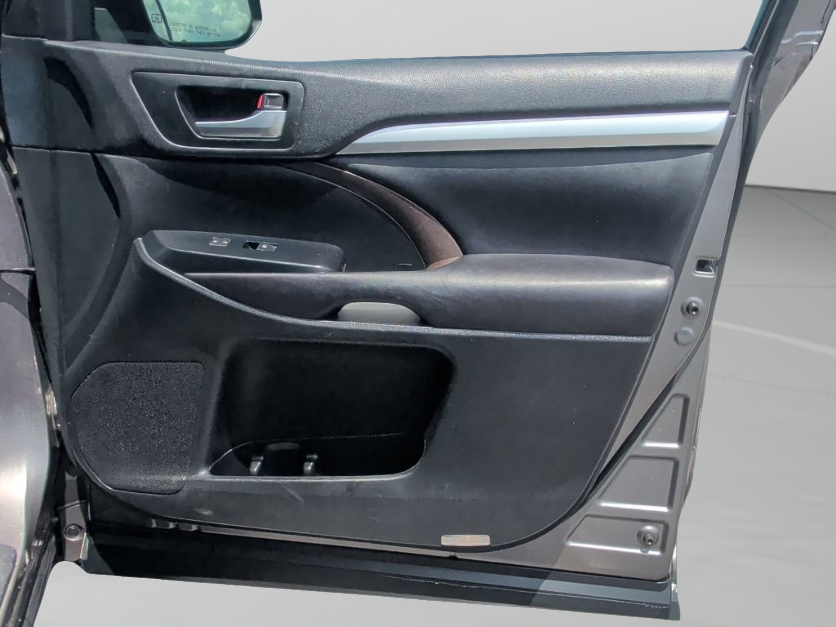 Used 2016 Predawn Gray Mica Toyota XLE image 38