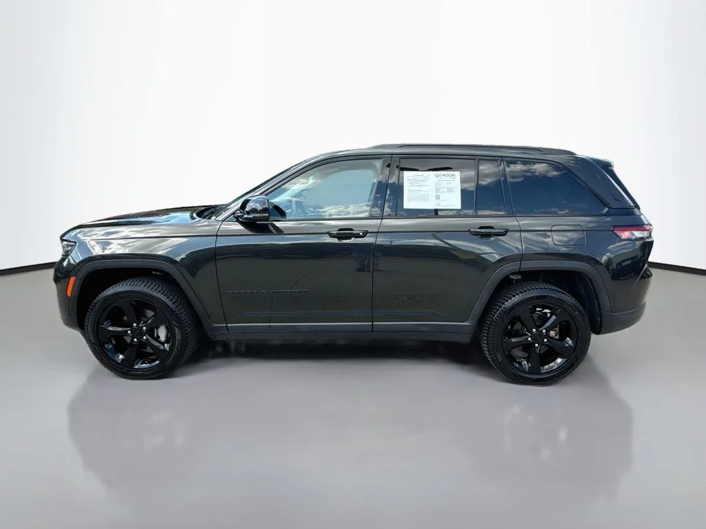 Used 2023 Rocky Mountain Pearlcoat Jeep Limited image 5