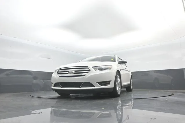 Used 2018 White Platinum Clearcoat Metallic Ford Limited image 37