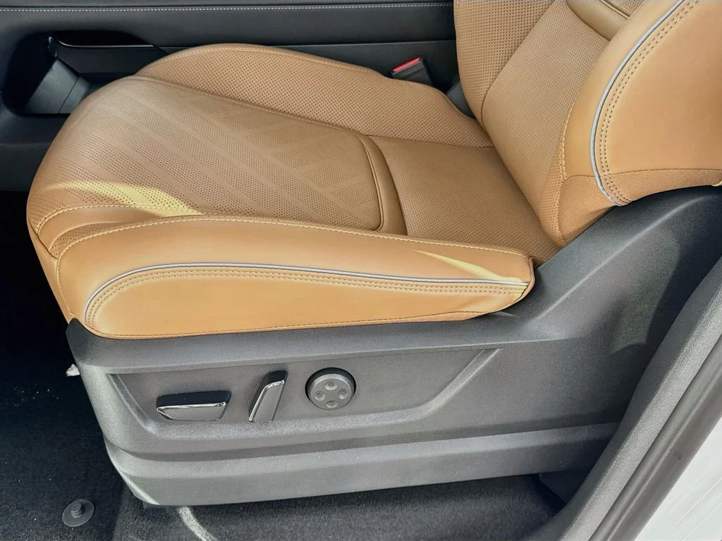 New 2027 RADIANT WHITE INFINITI Luxe 2WD image 20