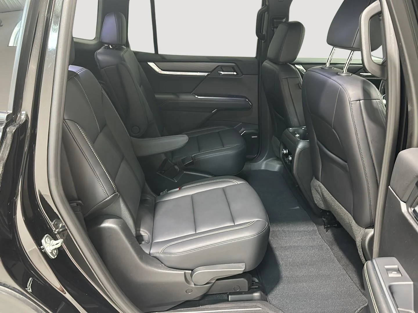 Used 2025 Ebony Twilight Metallic GMC Elevation image 25